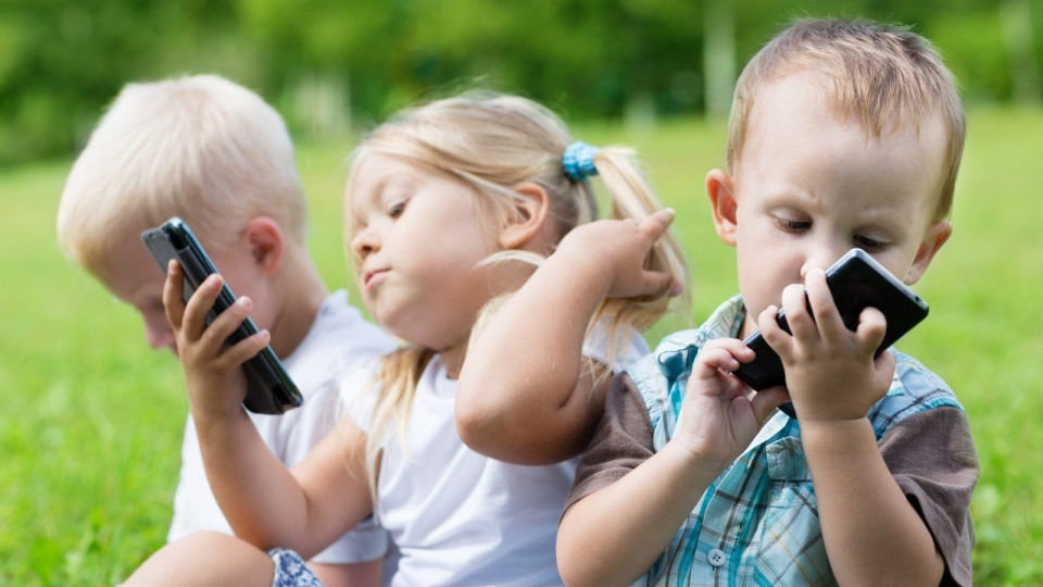 Kecanduan Gadget Pada Anak: Strategi dan Panduan Bagi Orang Tua - Featured Image